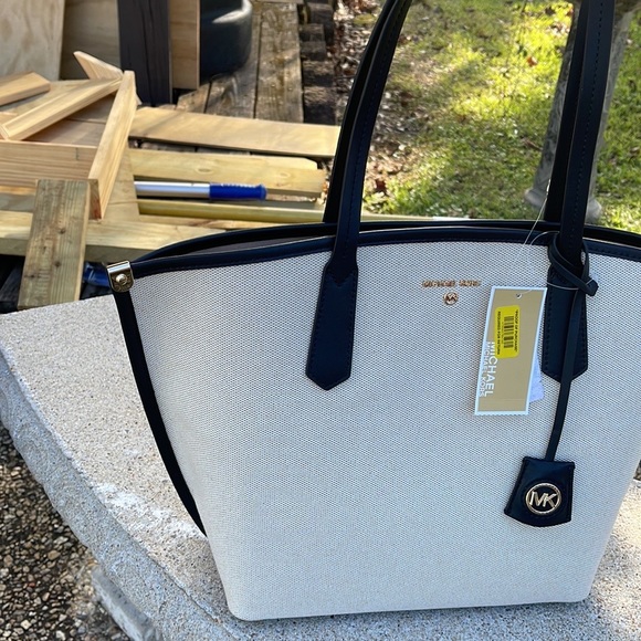 Brand new Micheal kors tote - Picture 3 of 7